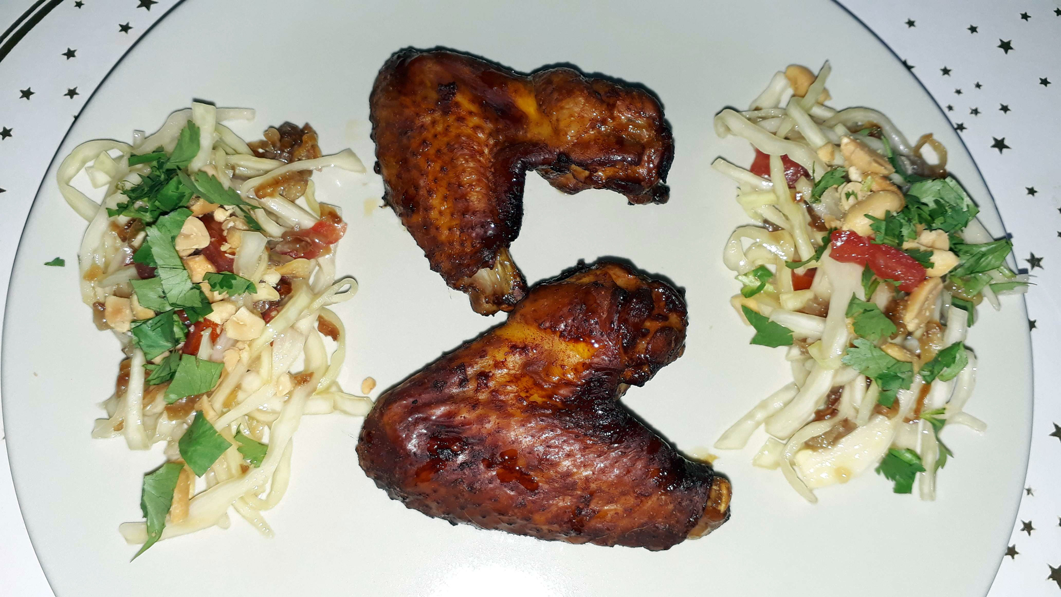 Chickenwings-m-Kohlsalat.jpg