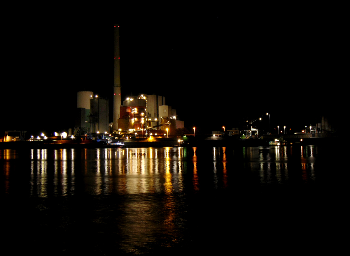 Kraftwerk_Farge_Wasserspiegelung-1.jpg