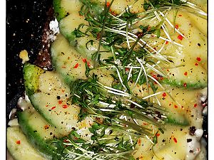 Vollkornbrot mit Acovado und Käse überbacken