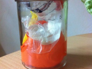 Essig-Natron-Ballon in Glas