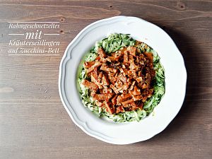 Rahmgeschnetzeltes mit Kräuterseitlingen auf Zucchini-Bett