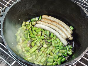 Grüner Spargel in Knoblauchbutter mit Würstchen