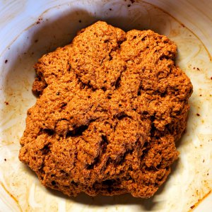 Seitan m. Gewürzen vermengt u. geknetet
