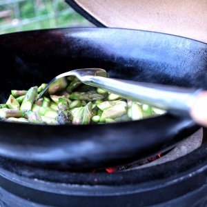 Grüner Spargel im Wok