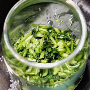 Mairübchen Stiele eingesalzen, als unterste Schichte
