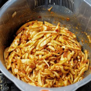 Mairübchen-Stifte, mit Kimchi-Mix