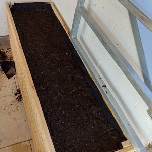 05.05. Hochbeet mit Folie und Erde