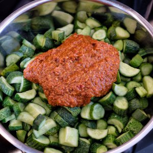 Gurken mit Kimchi-Mix
