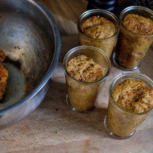 Seitan in Formen, bereit zum Dämpfen