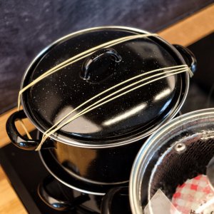 Dampfaufsatz gesichert, damit die Weckgläser-Deckel am Glas verbleiben