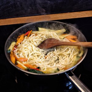 Schnelle Gemüse-Nudel-Gochujang-Pfanne