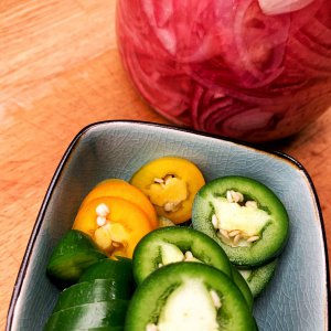 Jalapeño Yellow & marinierte Rote Zwiebeln