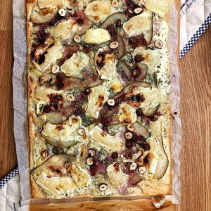 Flammkuchen m. Camembert, Birne, Petersilie & Thymian, Creme Fraiche, Haselnüssen & Wildpreiselbeeren