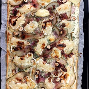 Flammkuchen m. Camembert, Birne, Thymian, Creme Fraiche, Haselnüssen & Wildpreiselbeeren