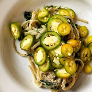 Eintopf-Thai-Linguine m. gelben Jalapeños