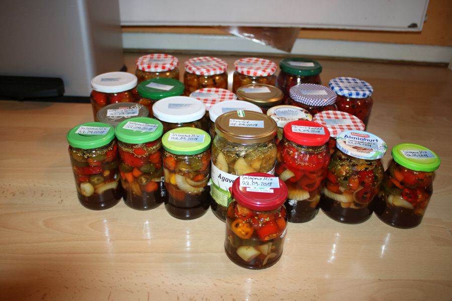 Chilis eingekocht