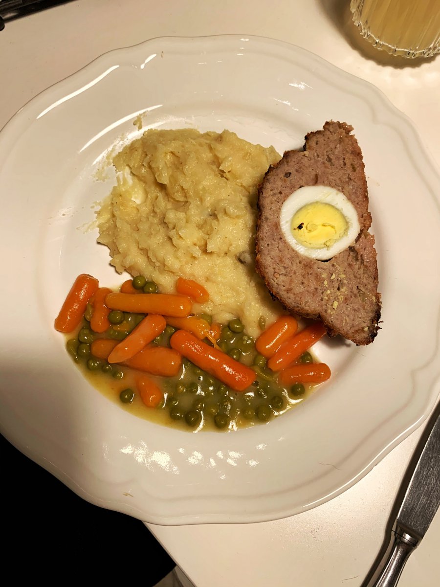 Gefüllter Hackbraten, Kartoffelstampf, Mischgemüse
