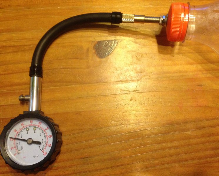 Manometer_an_Flasche